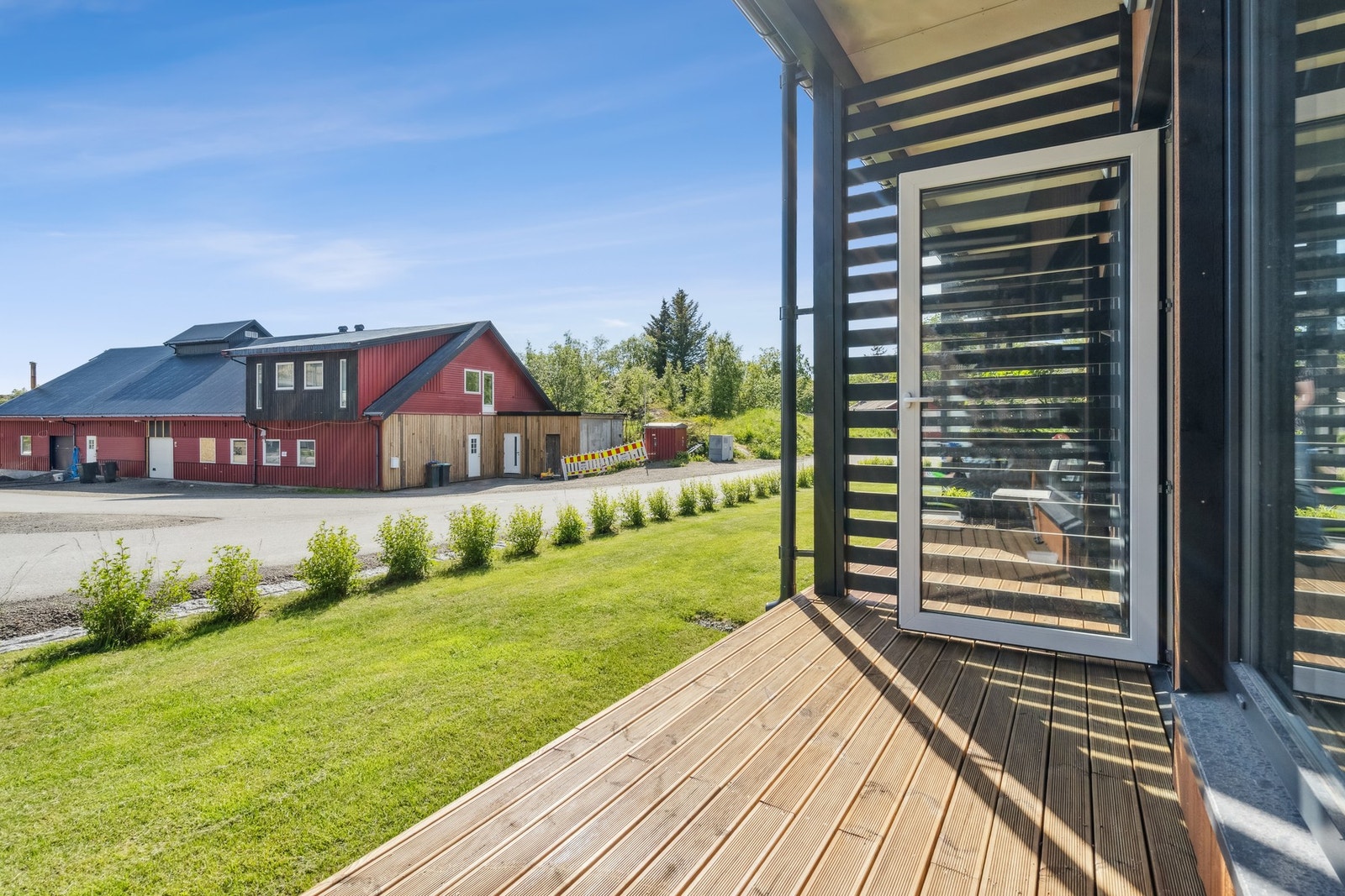 Fin terrasse med adkomst til felles hage, uteplassen vil være en god romforlenger på varme dager. Galleribilde