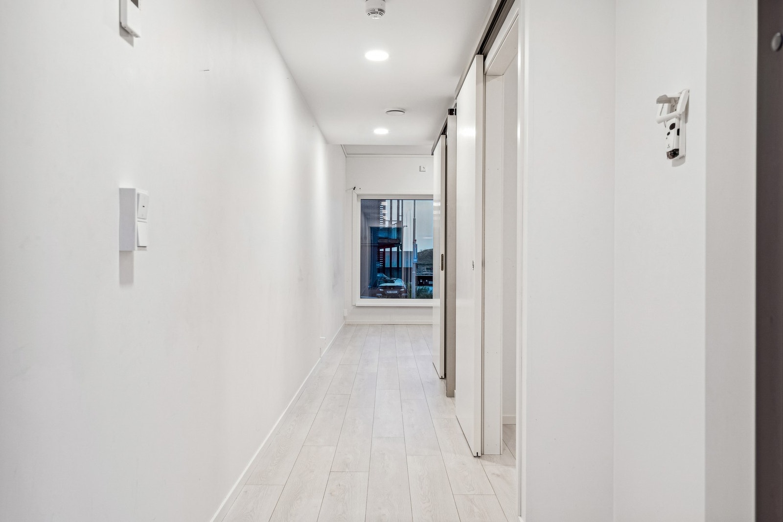 Velkommen inn i en lys og åpent gang/entrè med videre adkomst inn i stue/kjøkken, soverom og bad. Galleribilde