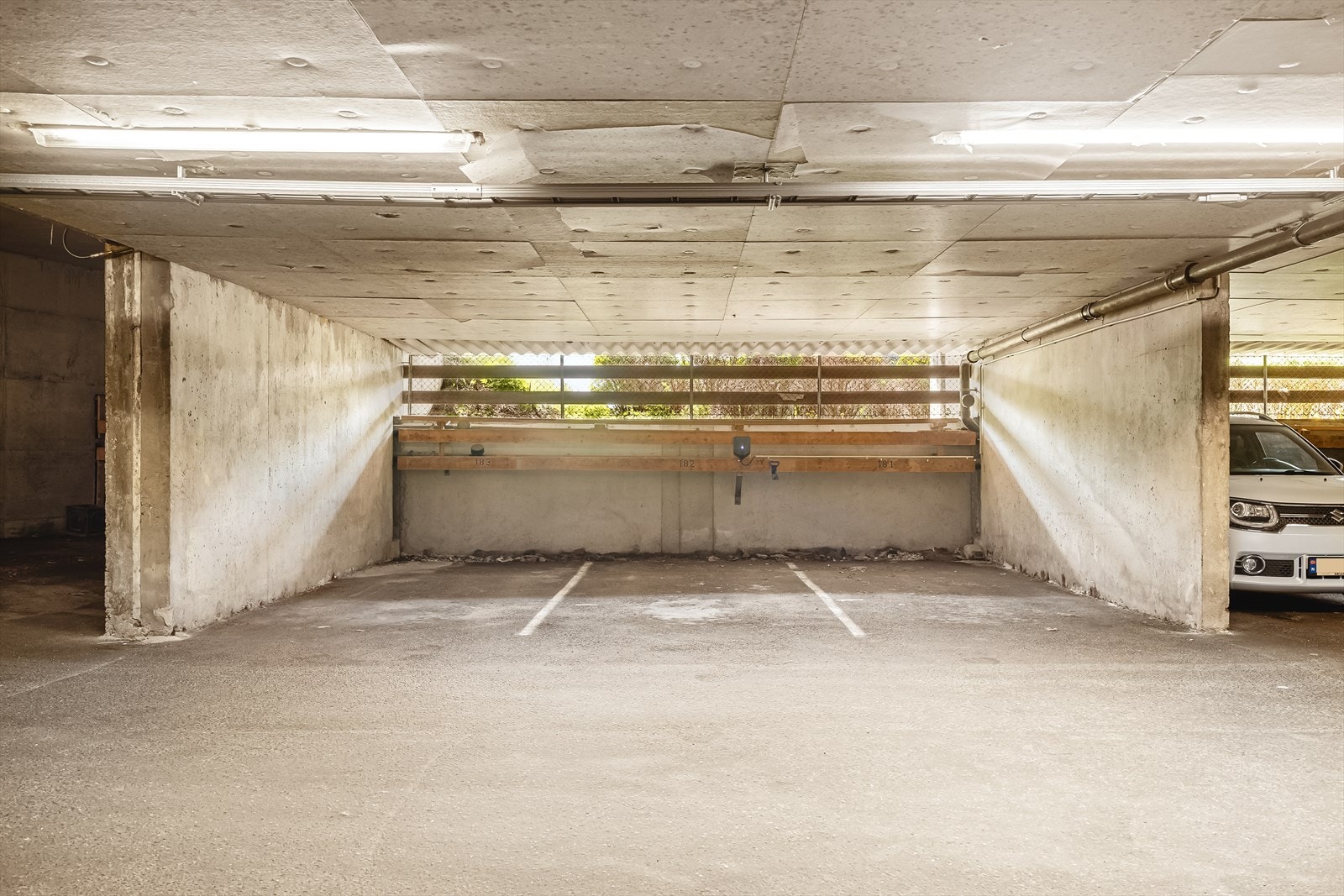 Medfølgende parkeringsplass i felles garasjeanlegg. Galleribilde
