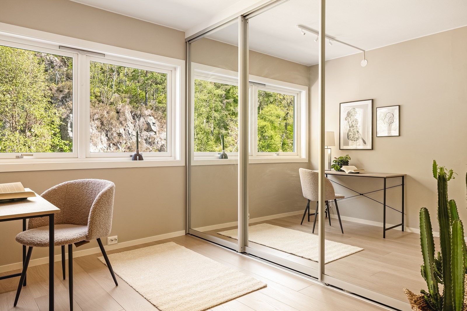 Soverom 2 med stor skyvedørsgarderobe. Galleribilde