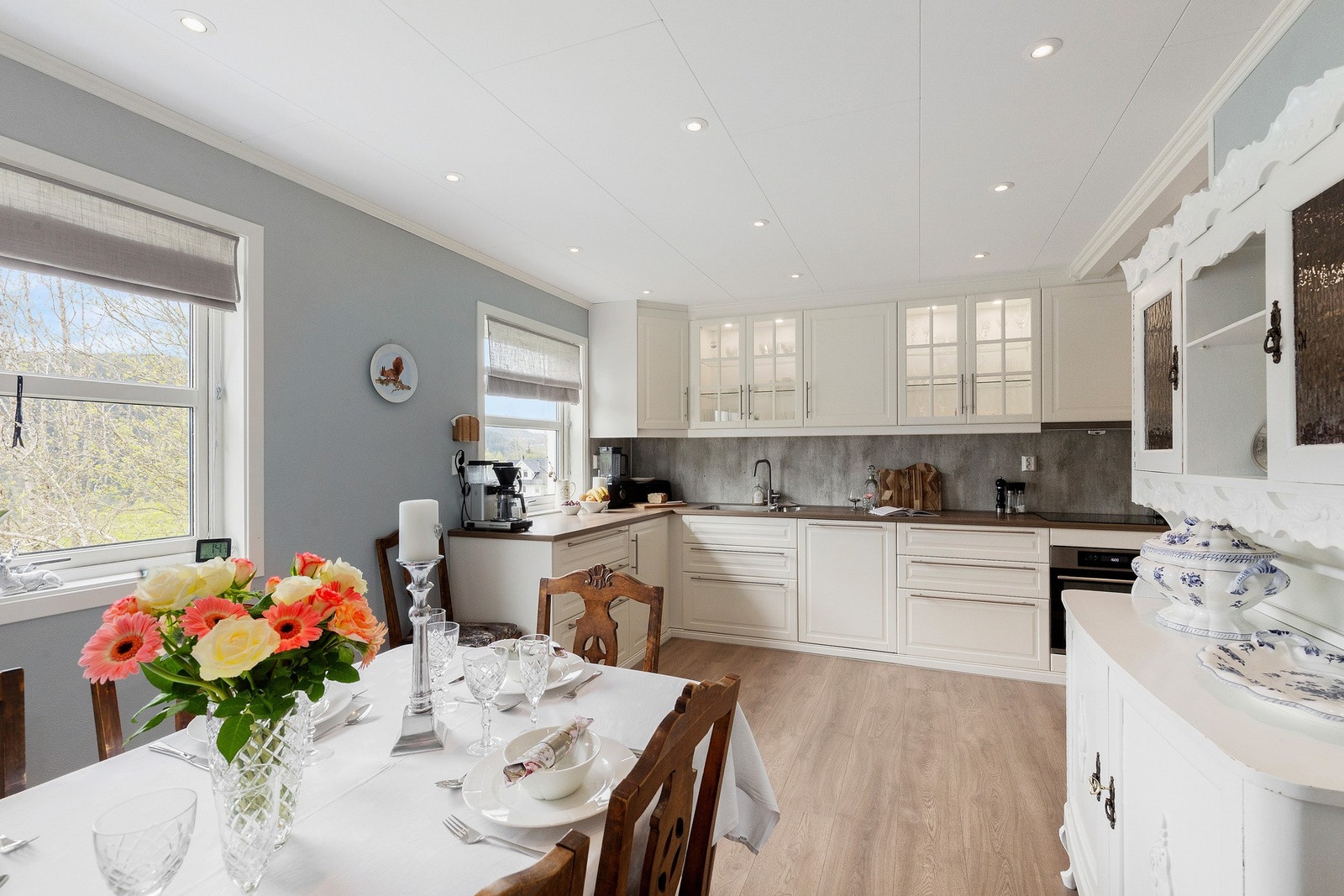 Kjøkkenet er på 18,5 kvm som gir deg god med arbeidsplass Galleribilde