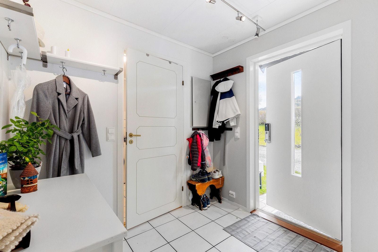 FLislagt entré. Det elektriske anlegget er moderne og hadde sist el-tilsyn i 2019. Galleribilde