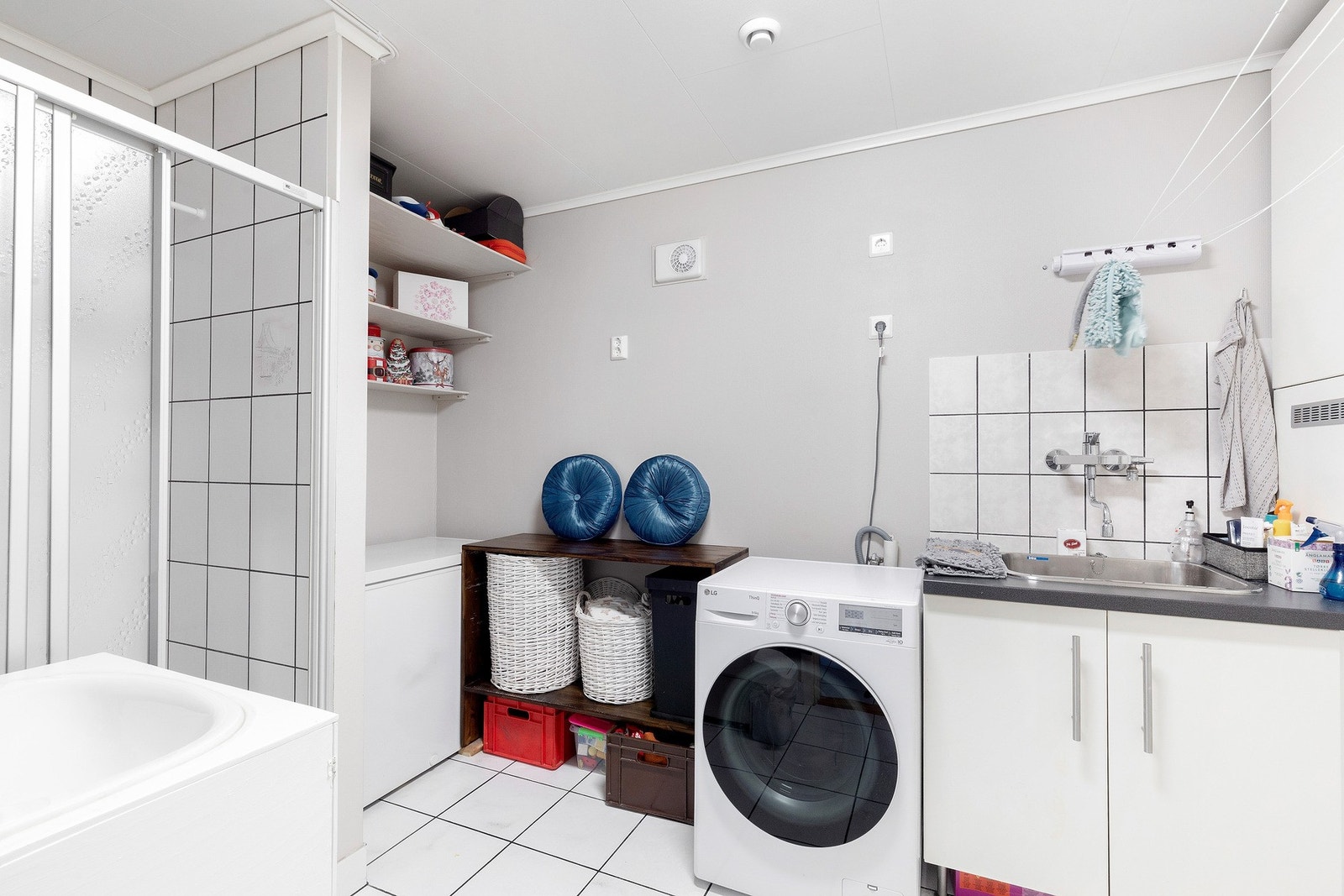 Bad/vaskerom i 1.etasje med dusjhjørne. Ny varmtvannsbreder fra 2022 (TG 0) og elektrisk vifte. Galleribilde