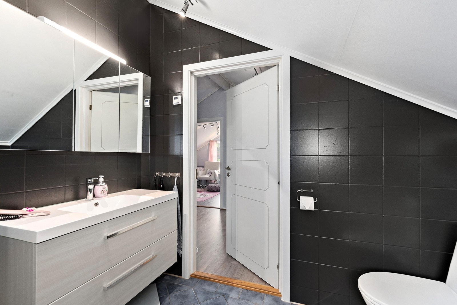 Ny og pen baderomsinnredning med mye skap og skuffeplass. Galleribilde