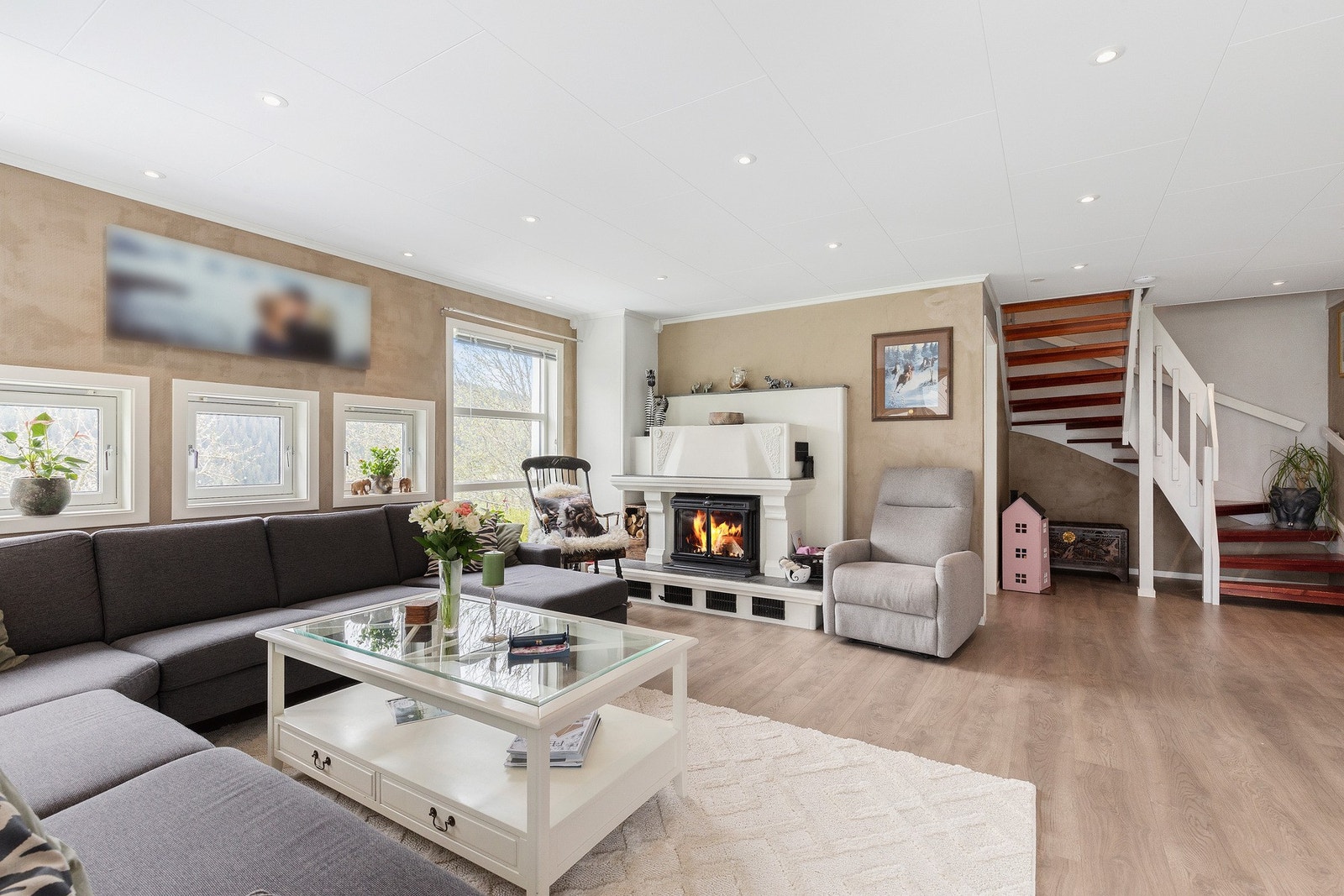 Huset varmes også gjennom bruk av vedfyring og fra varmpumpe. Galleribilde