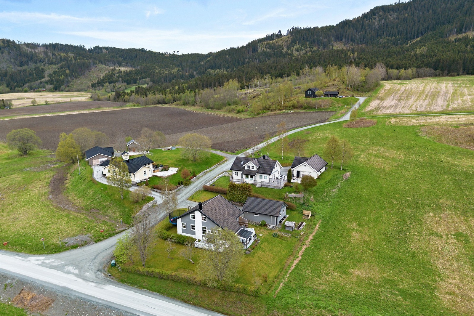 Et trivelig og rolig tun som består av 3 stk eneboliger Galleribilde