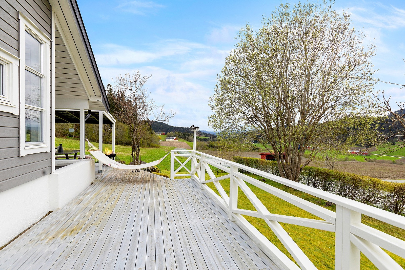 På terrassen har du svært gode solforhold til langt på dagen Galleribilde