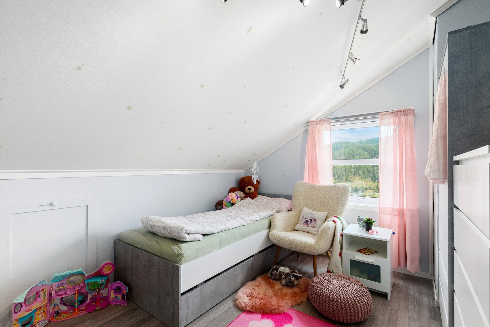 Soverom 3 på 7 kvm. Et pent barnerom med flott utsikt. Galleribilde