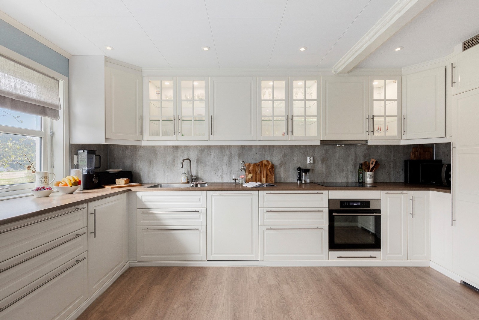 Kjøkken pusset opp i 2019 med integrerte hvitevarer, nytt tak med downlights og gulv varmefolie. Galleribilde