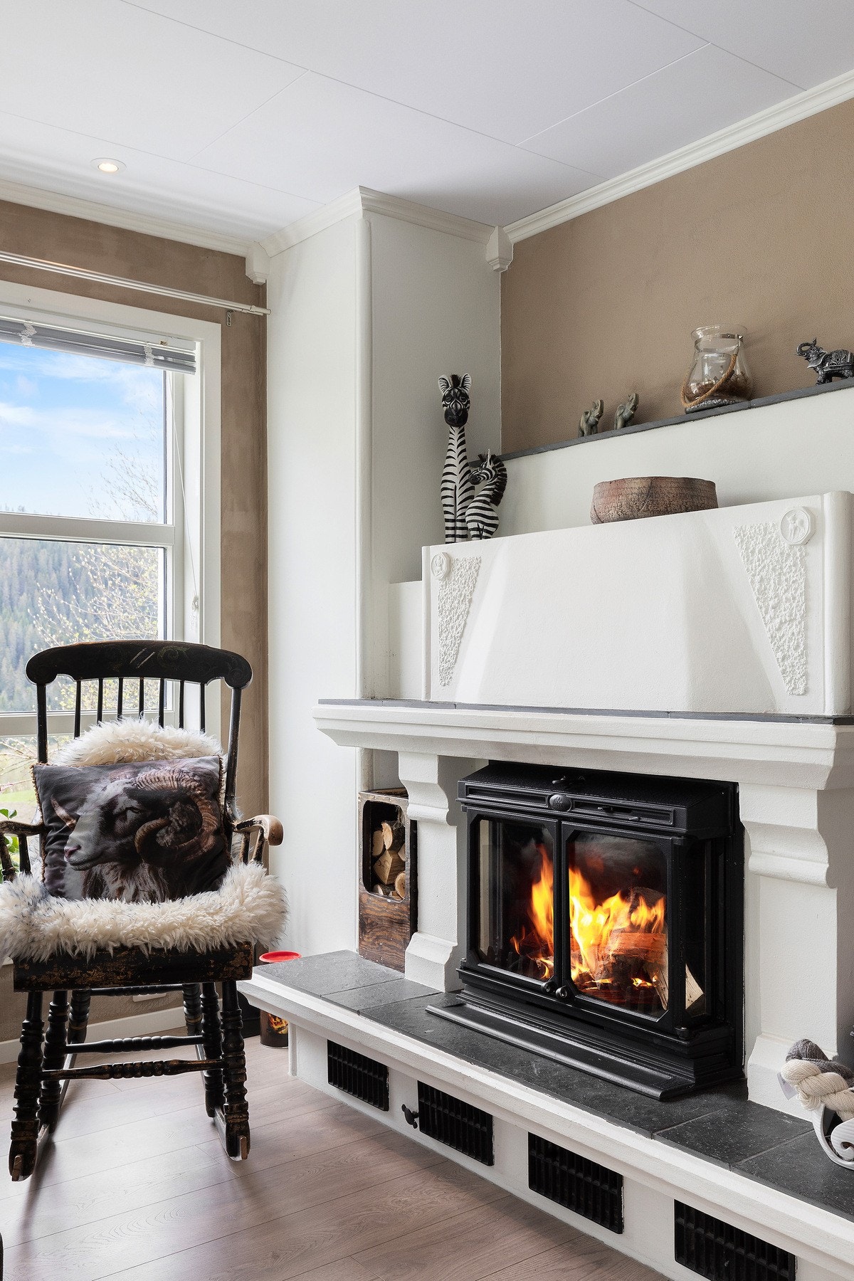 En solid vedovn med pene detaljer. Det er smart varmestyring i hele huset med gulvvarme og varmepumpe. Galleribilde