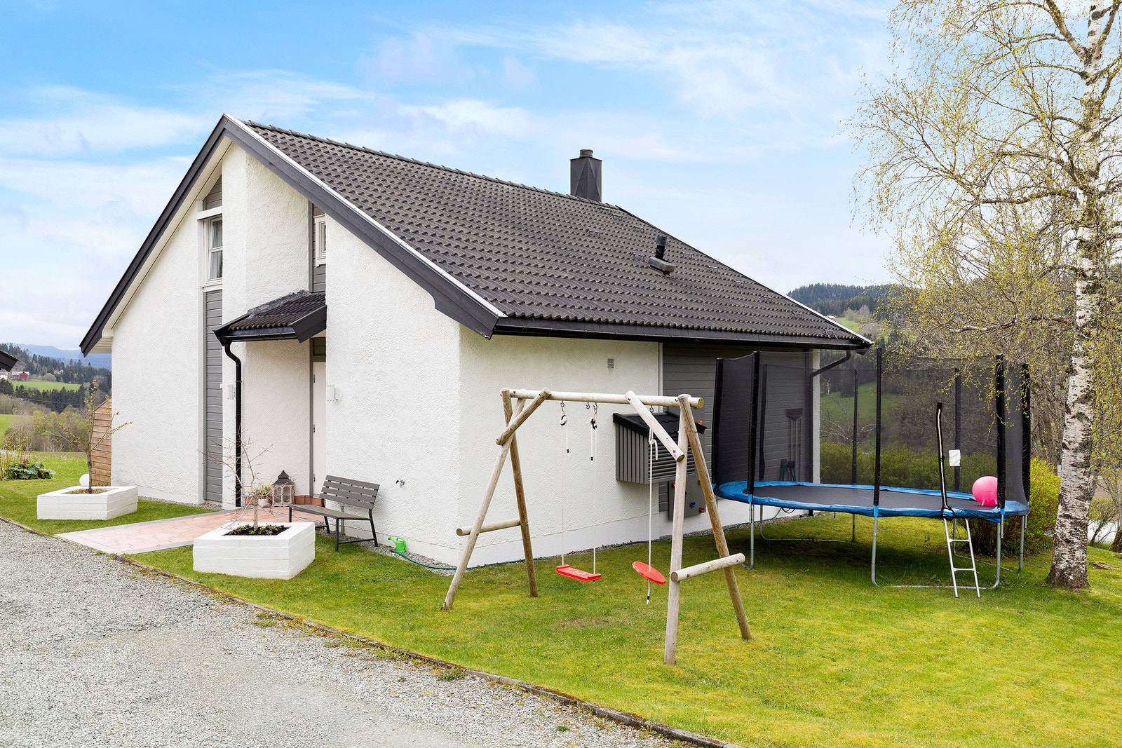 Solid murhus fra 1991 med romslig tomt på ca 1 mål med masse boltreplass for hele familien Galleribilde