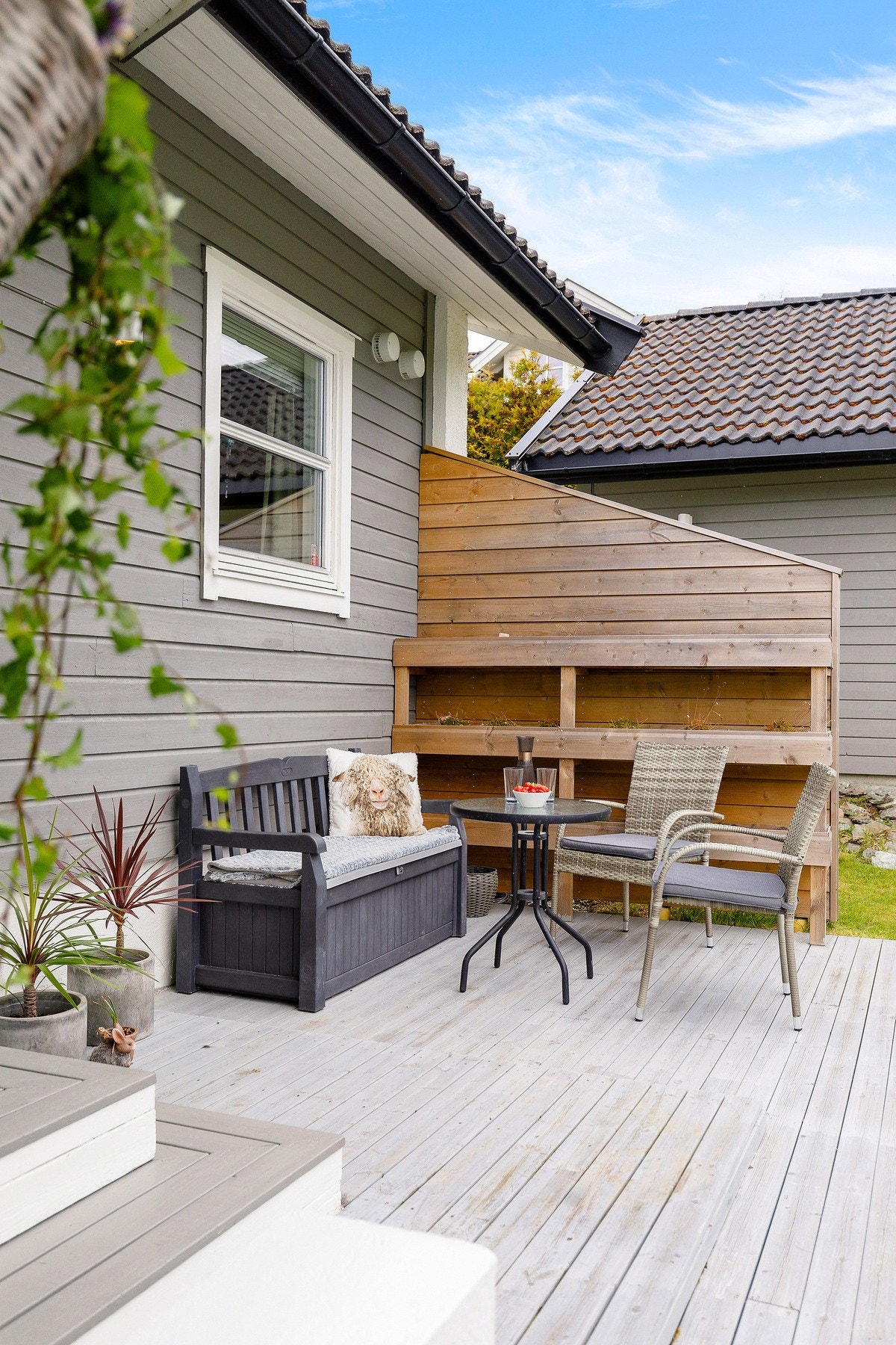 Om det blir for mye vind er det også et lunere hjørne på terrassen med levegg. Galleribilde