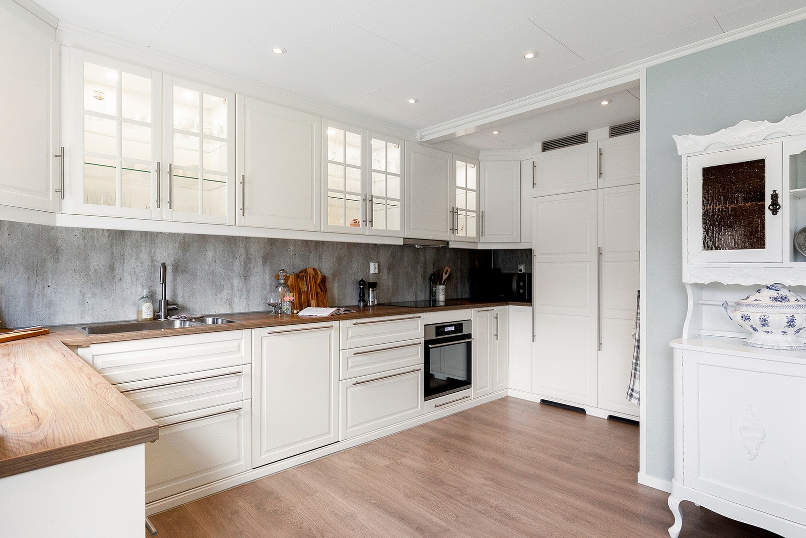 Legg merke til at kjøkkenet er utstyrt med helskap kjøl og frys. Galleribilde