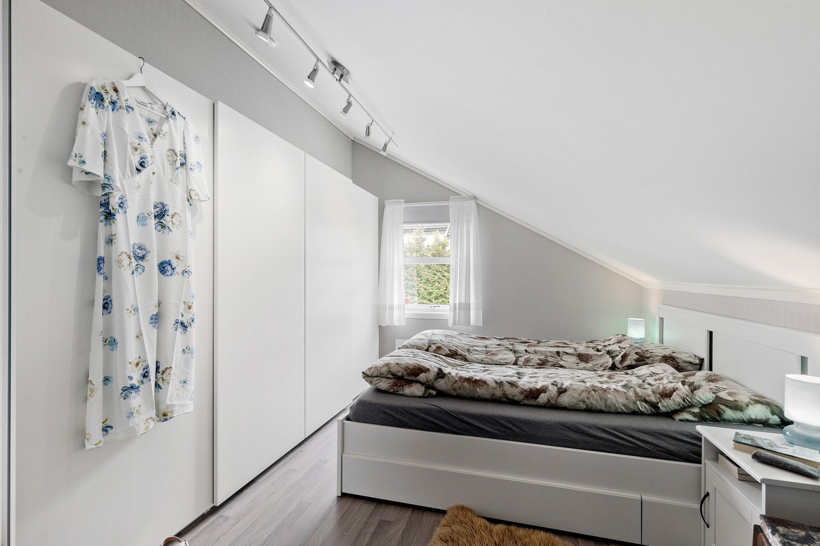 Soverom 2 på 9,5 kvm med skyvedørsgarderobe og lagringsplass i knekott. Galleribilde