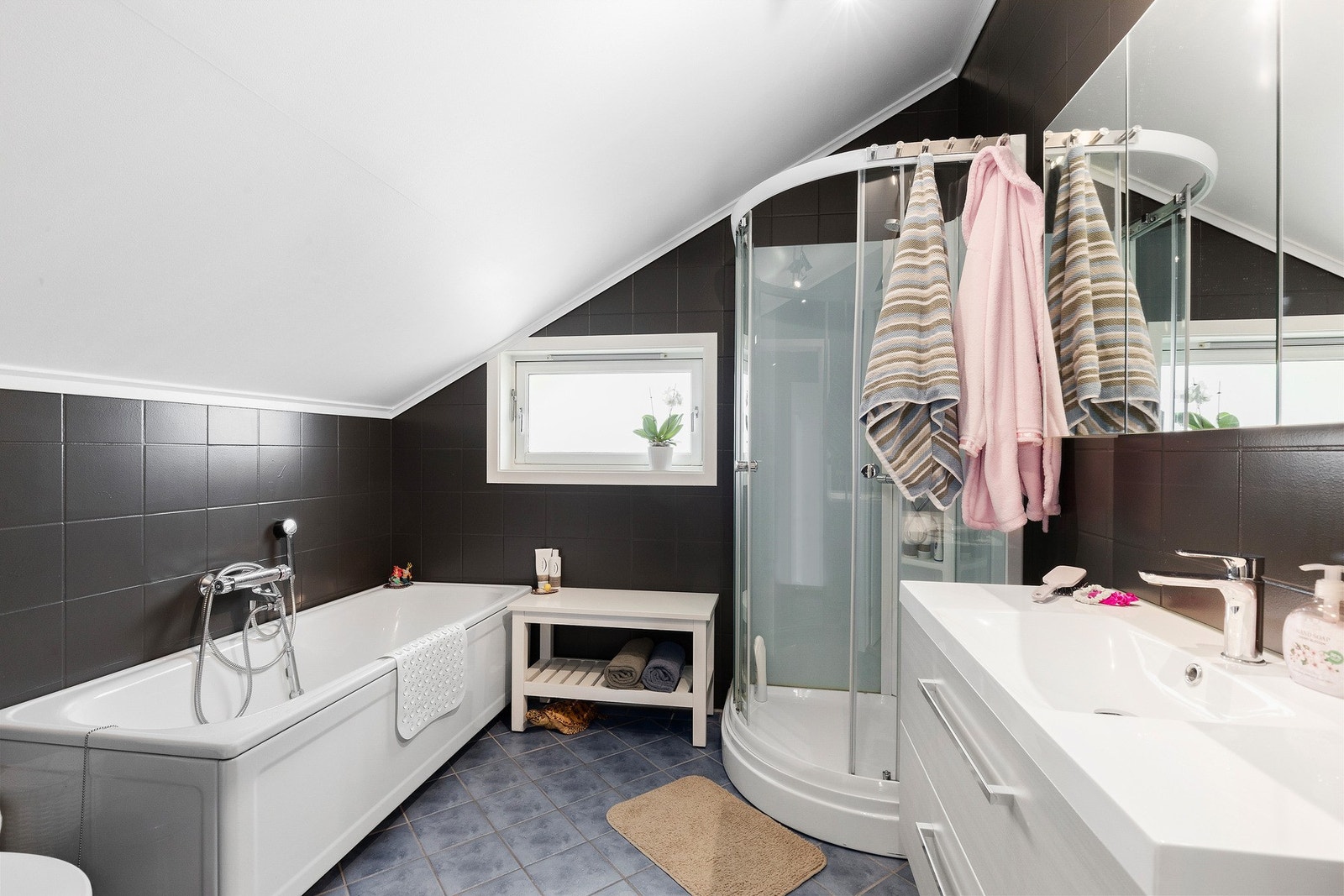 Flislagt bad i 2.etaje med varmekabler i gulv og ny fuktstyrt vifte. Galleribilde