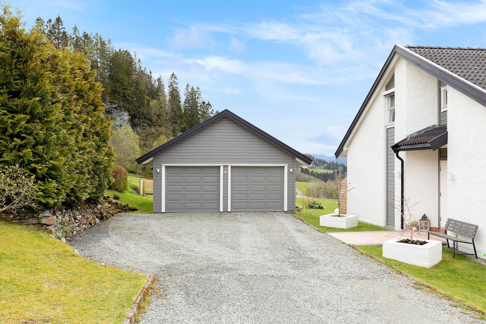 Dobbeltgarasje på 47 kvm med elektrisk port, elbil lader fra Easee og masse lagringsplass på hems og i boden på baksiden. Galleribilde