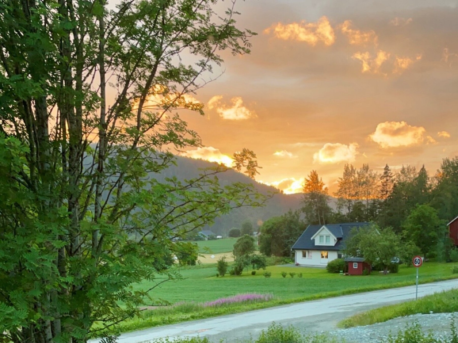Selgers bilde - Her går solen ned på sommerstid i rundt 22 tiden. Galleribilde