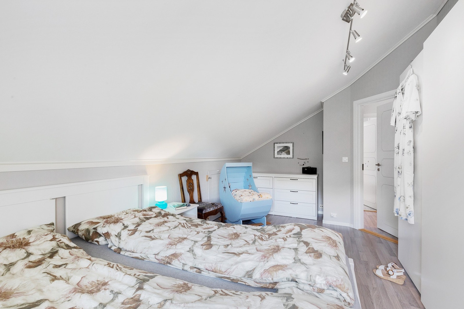 Alle soverommene i 2.etasjen har nye gulv. Galleribilde