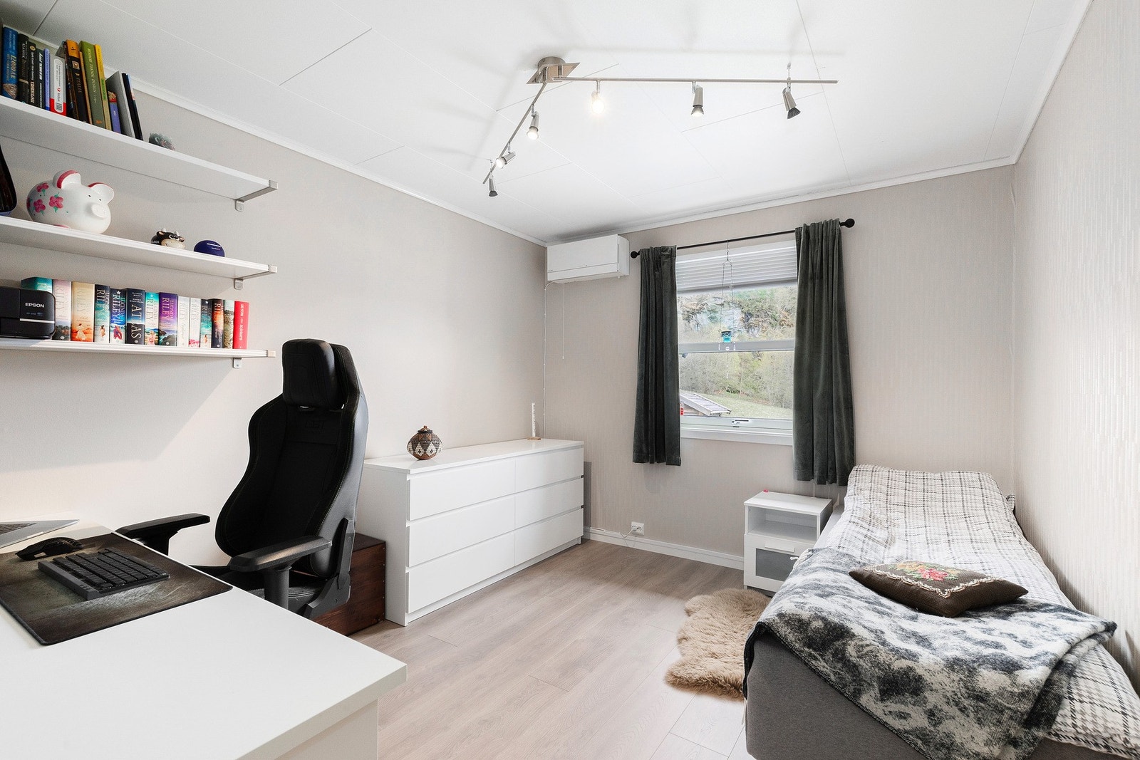 Stort soverom i 1.etasje på 10,5 kvm med ventilasjon med varmegjenvinning. Galleribilde