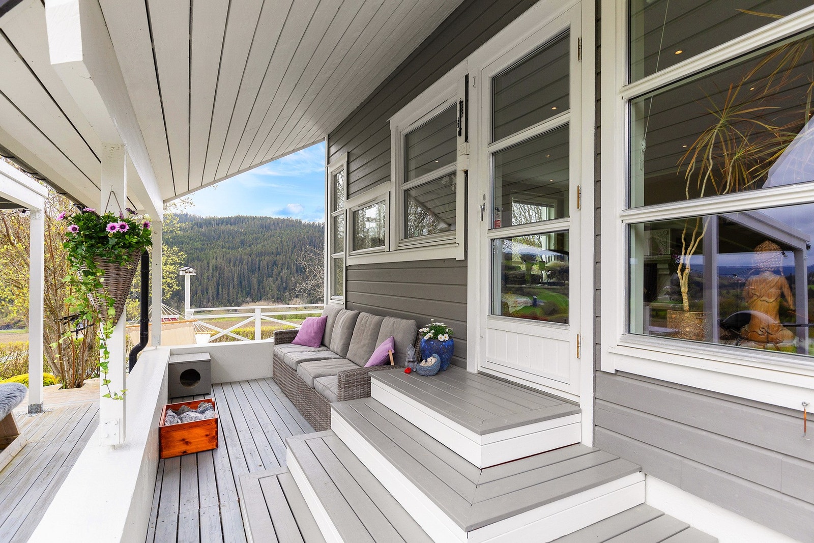 Deler av terrassen er takoverbygd som skjermer for vær Galleribilde