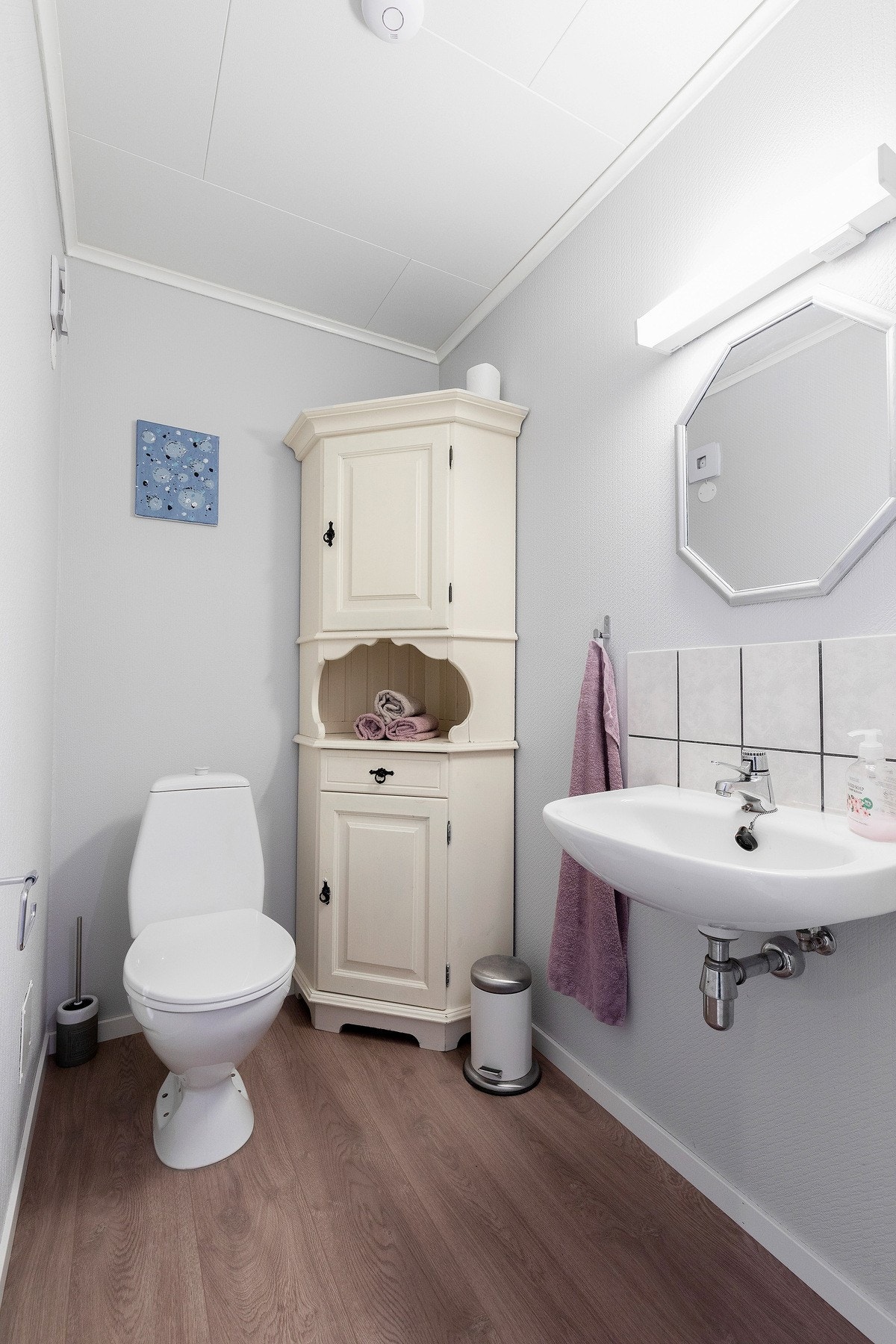 Separat toalettrom i 1.etasje med nyere gulv. Galleribilde