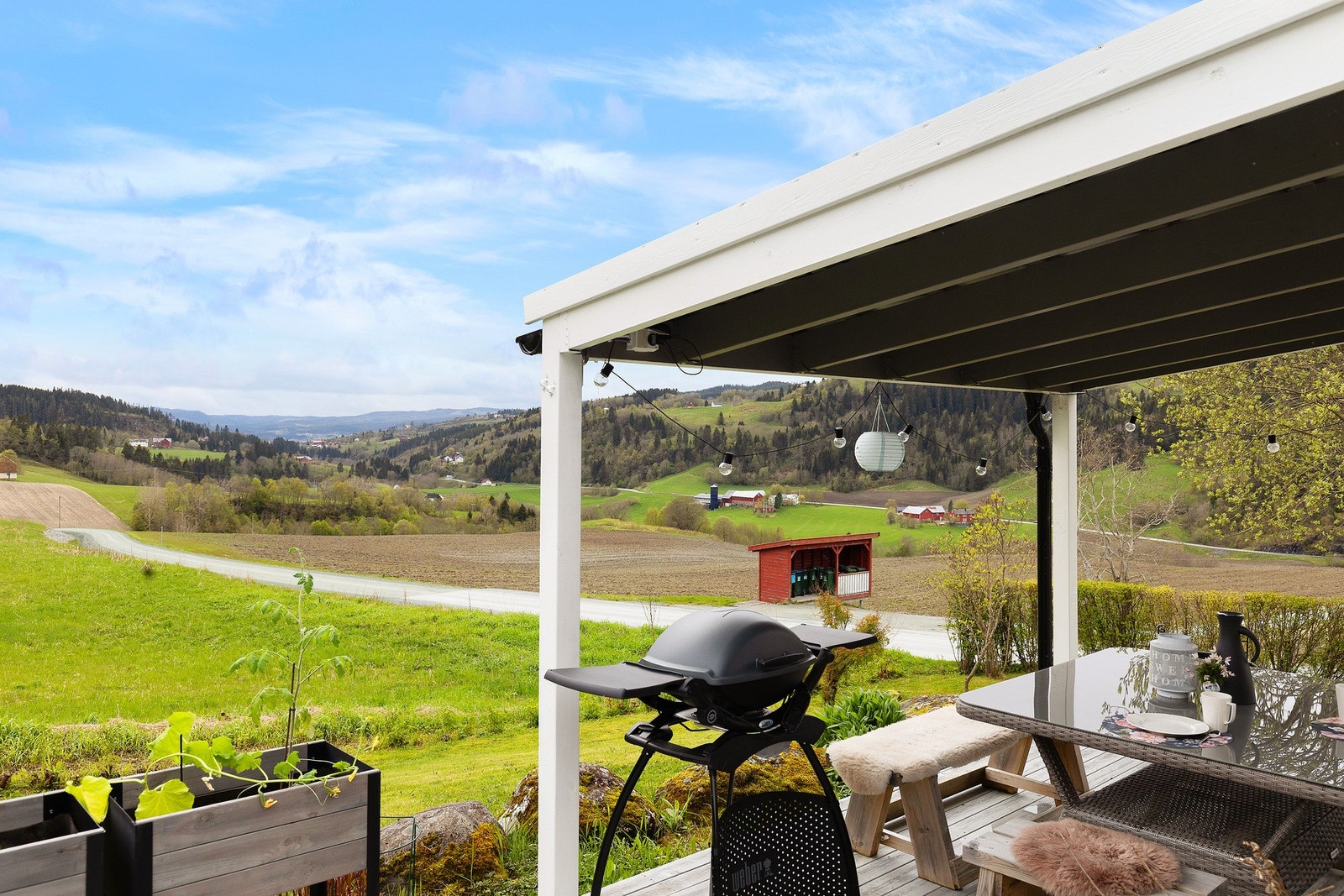 Pergolaen kan brukes like bra sommers som vinterstid og det er lagt opp strøm i den Galleribilde