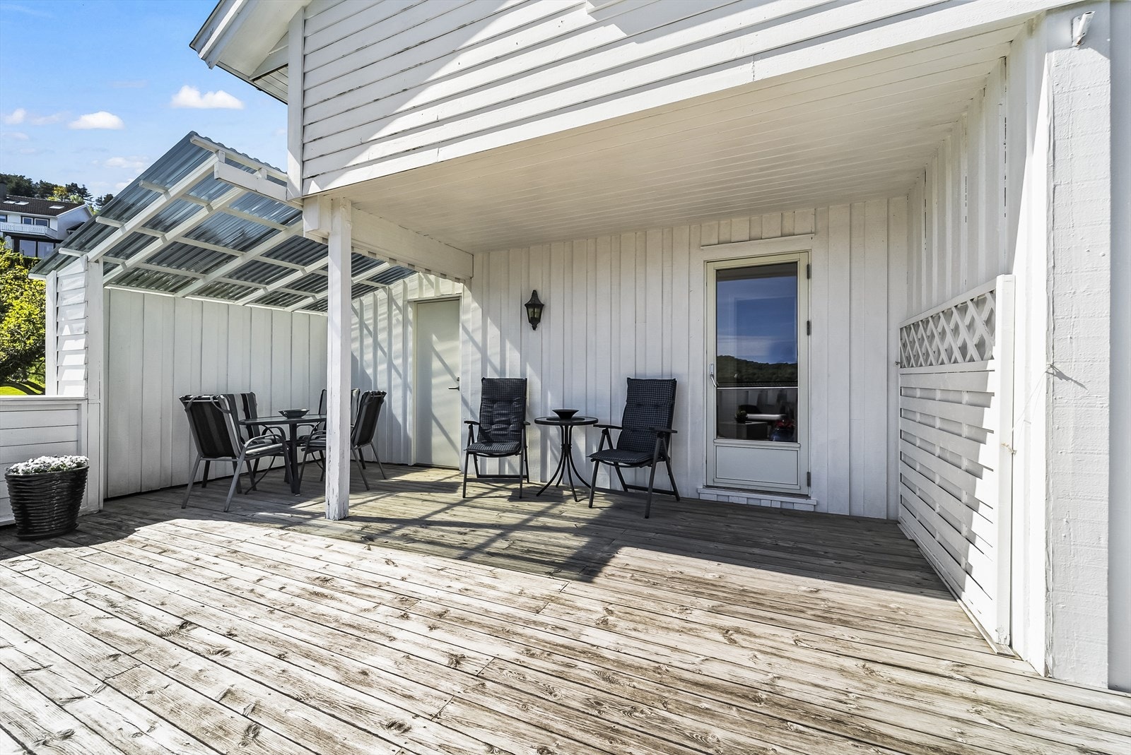 Lun, solrik og usjenert terrasse. Galleribilde