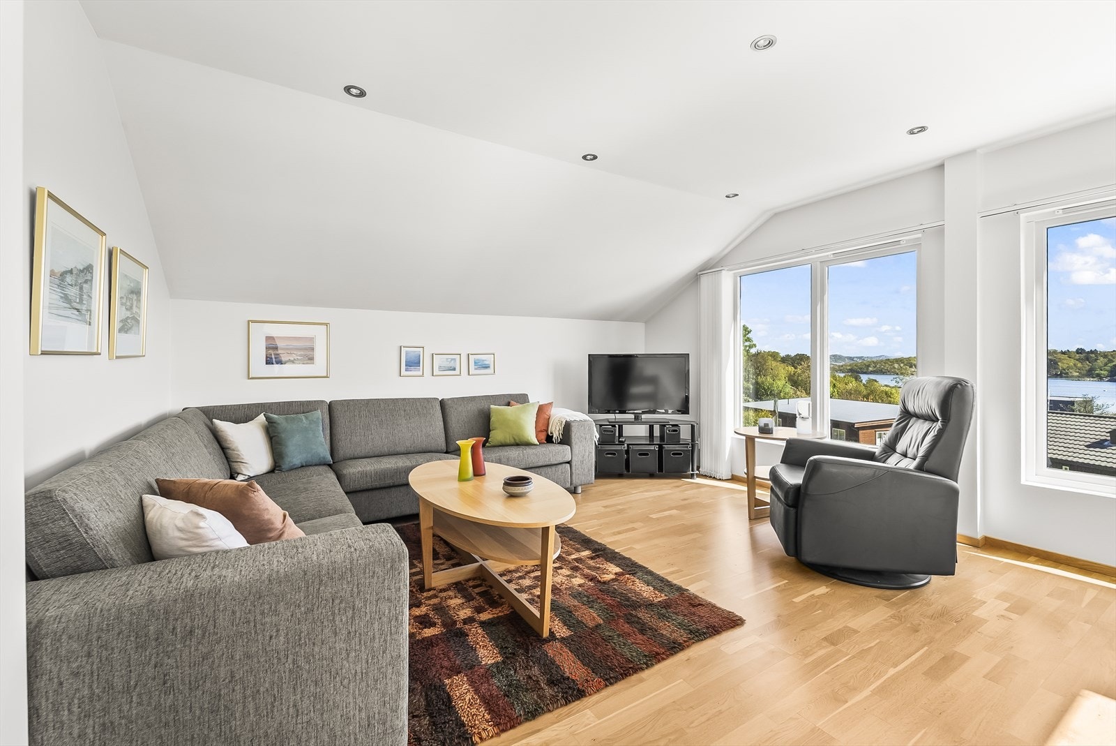 Loftstue hvor utsikten kommer til sin rette. Et ypperlig rom med flere bruksmuligheter. Galleribilde