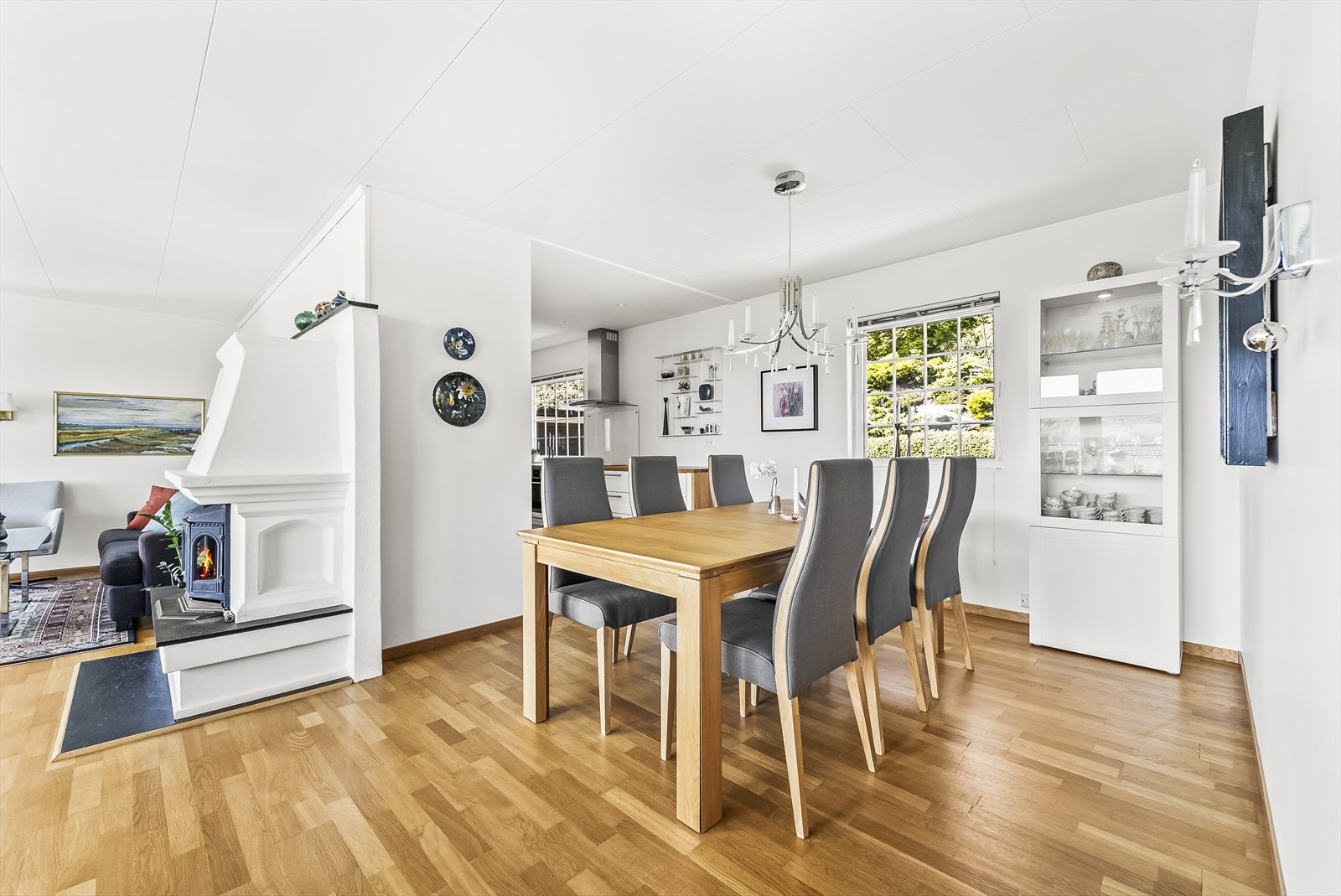 Ved kjøkkenet er det god plass til å ha et langbord ved spesielle anledninger. Galleribilde