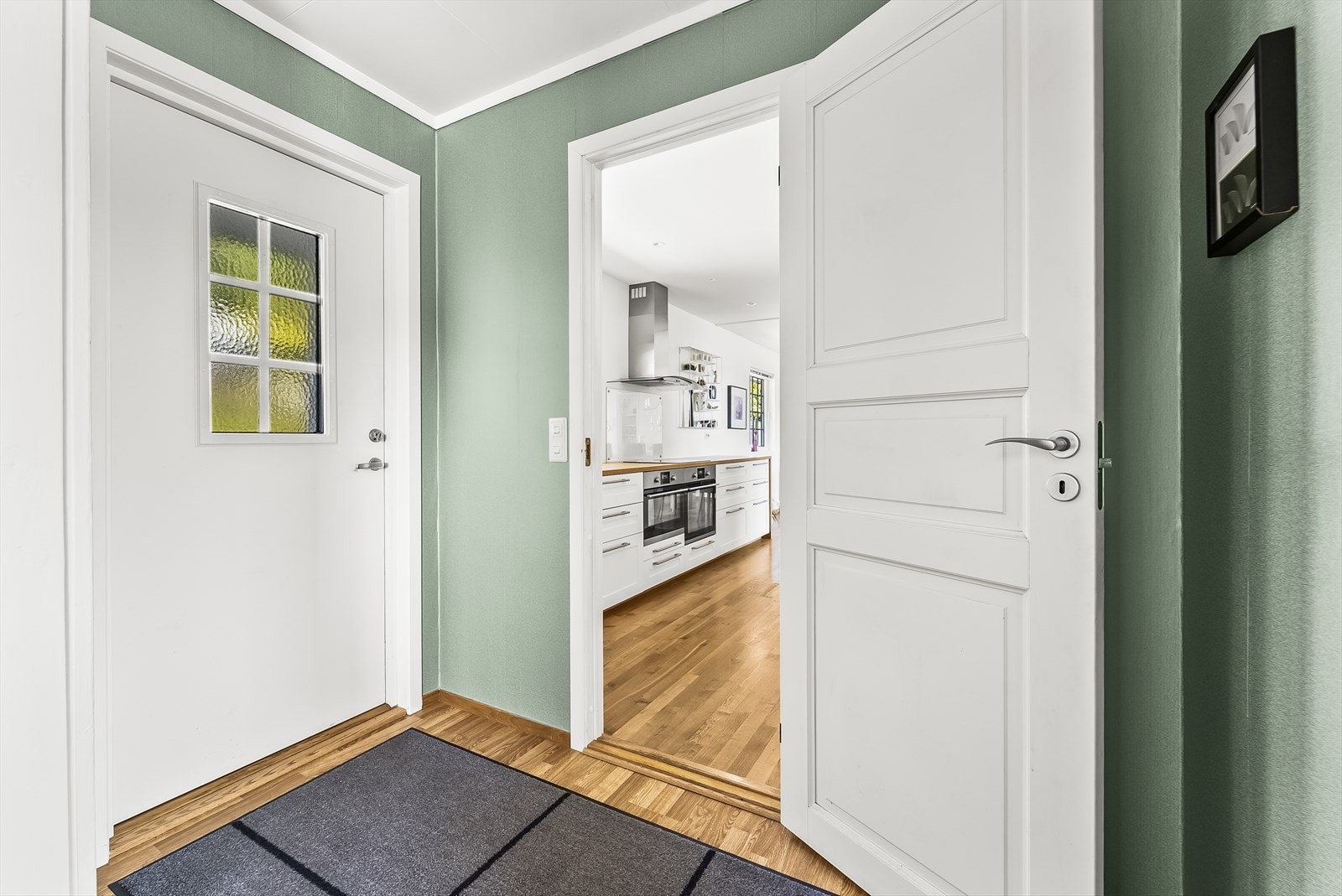 Ved kjøkkenet er det en praktisk bi-inngang. Lett adkomst fra garasje og gateplan. Galleribilde