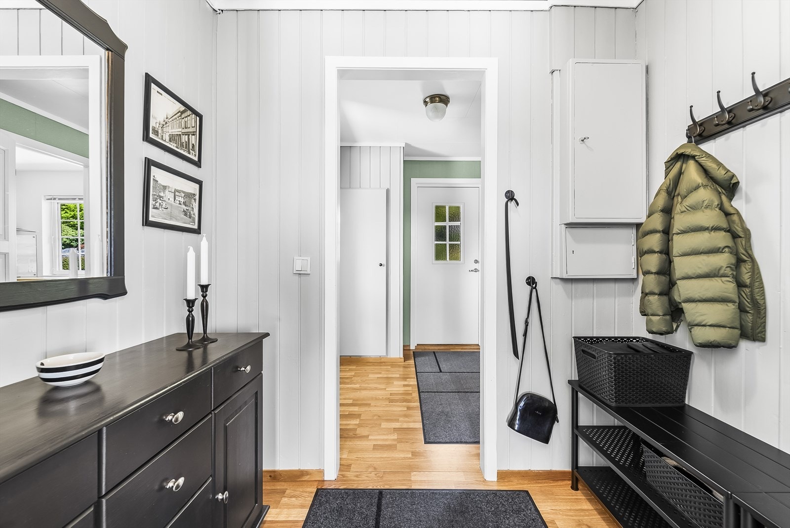 Bakgang med avklednings plass i tilknytning til bi-inngangen. Galleribilde