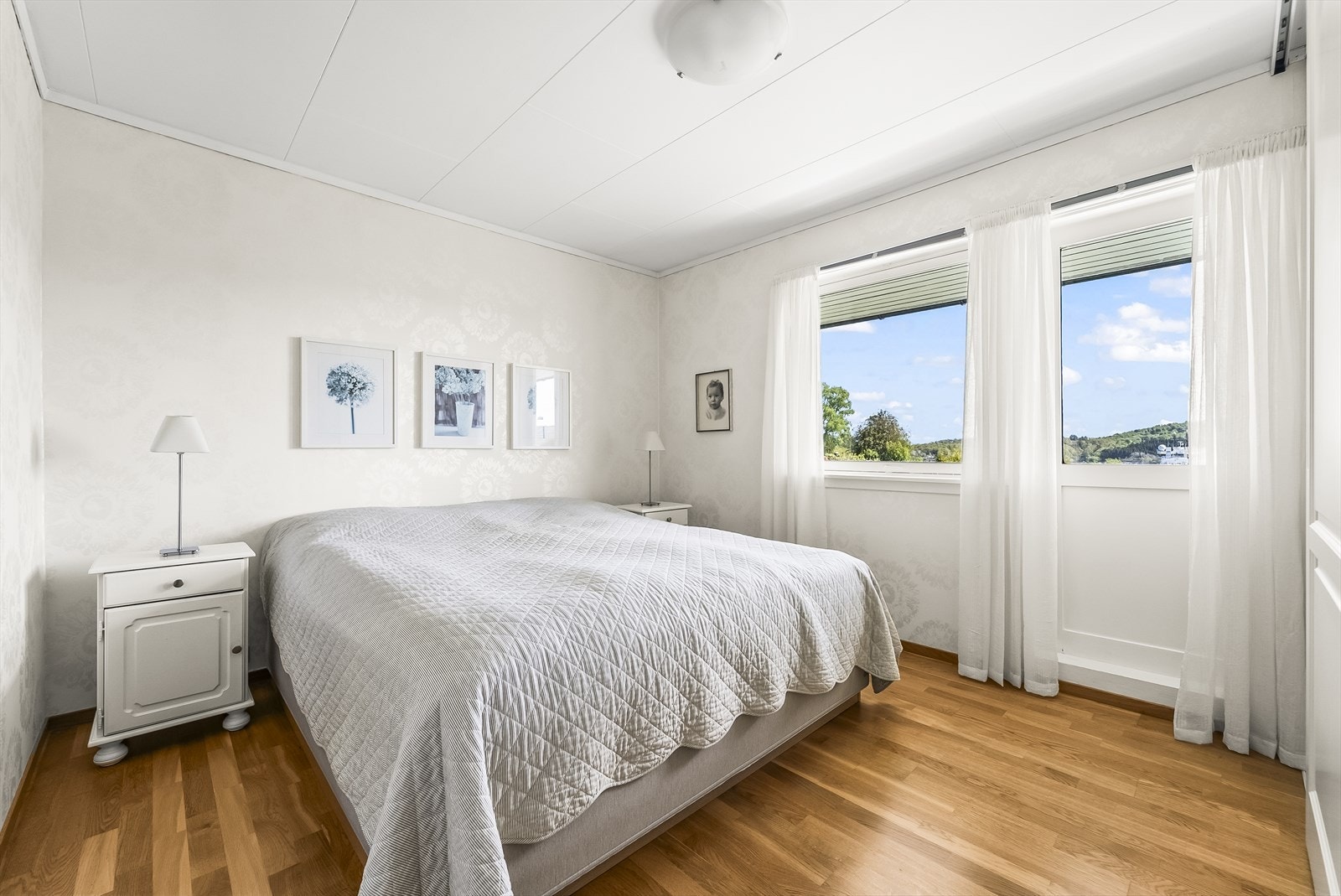 Soverom 1 av 4. Hovedsoverommethar utgang til en privat balkong. Galleribilde