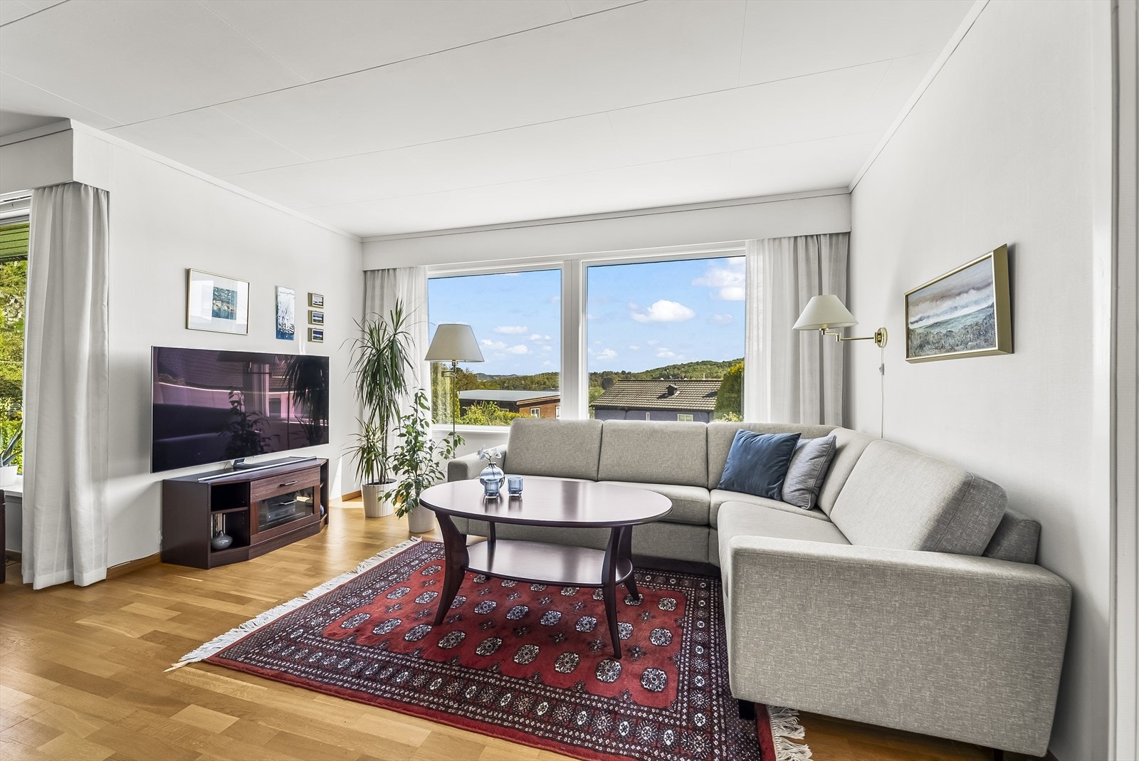 Lys og innbydende stue med gode vindusflater som slipper godt med lyst inn i rommet. Galleribilde