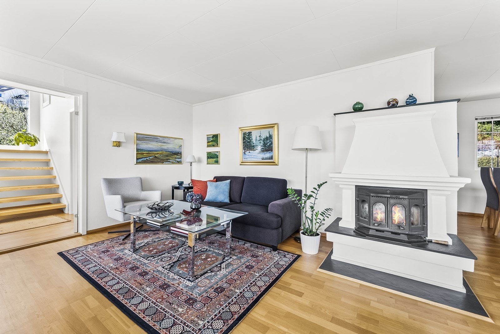 Stuens utforming gir rom for møblering i soner. Galleribilde