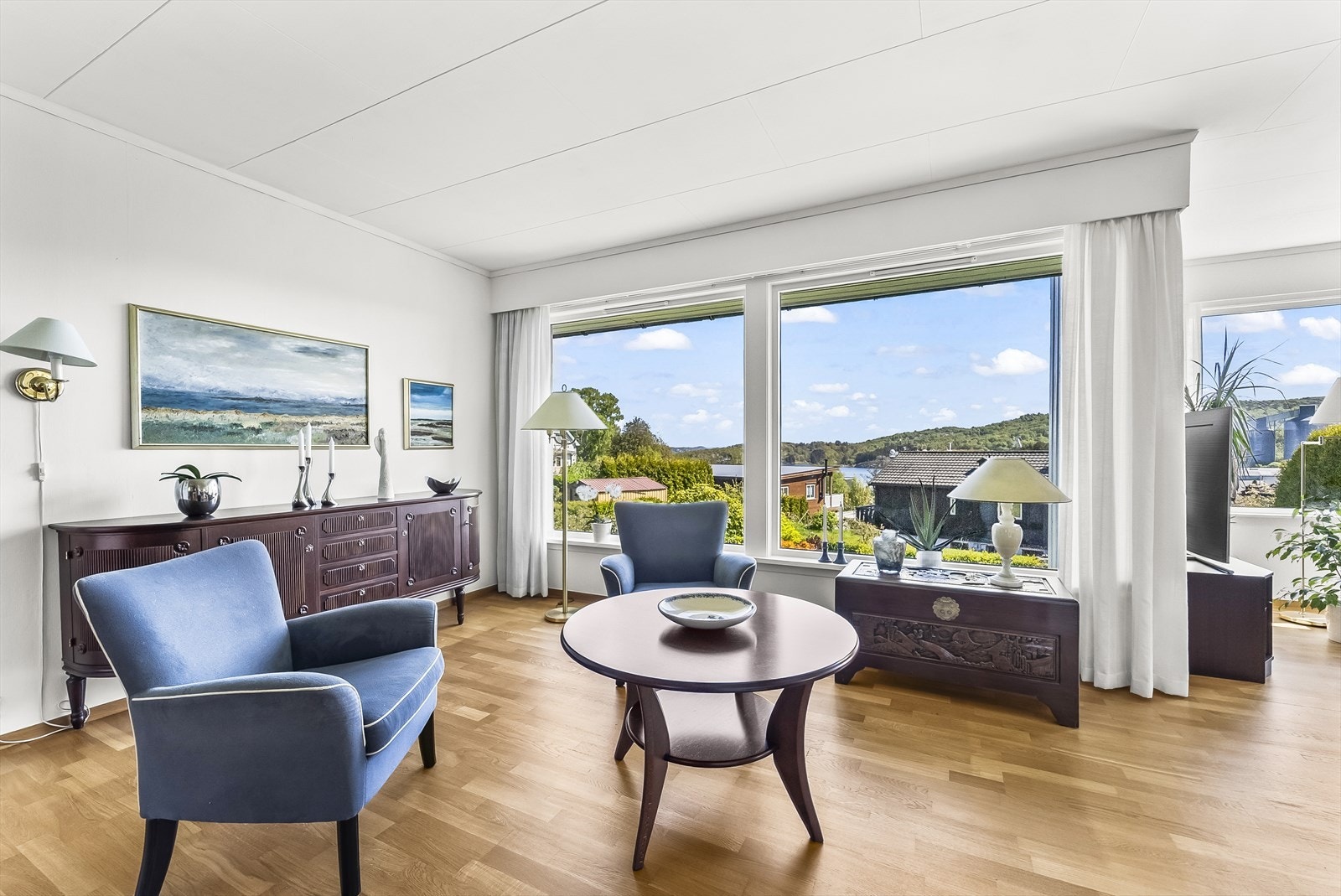 Fin utsikt fra stua. Gjennom de store vinduene i stua får man en god oversikt over hagen. Galleribilde