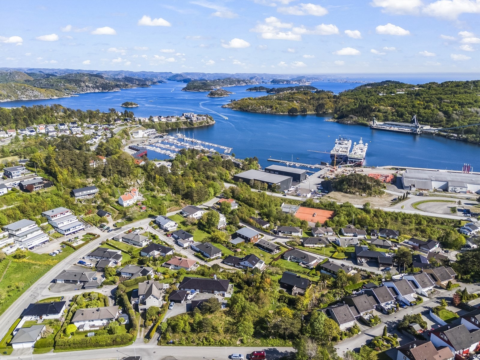 Boligen ligger i et veletablert boligfelt med kort avstand til sentrum. barne- og ungdomsskolen, samt barnehage og båthavna i Lauervik. Galleribilde