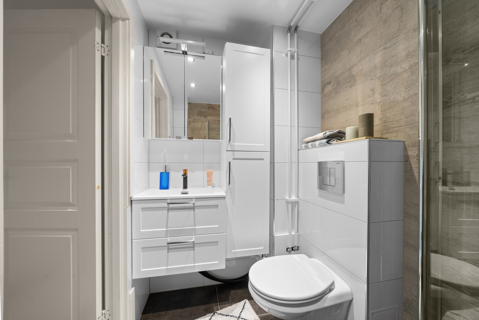 Badet er praktisk plassert i tilknytning til gangen. Galleribilde