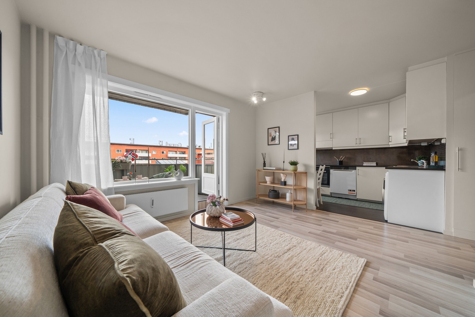 Kjøkkenet ligger i åpen løsning mot stuen, som skaper en sosial og luftig atmosfære. Galleribilde