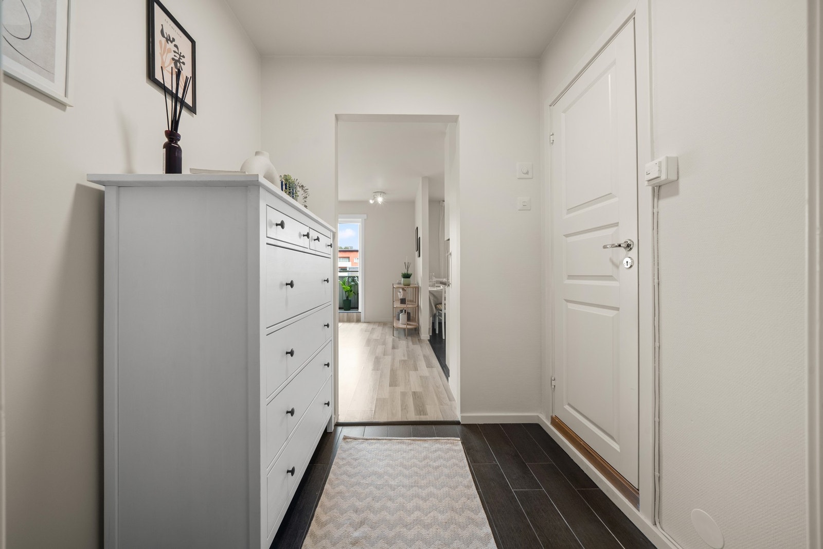 I gangen er det gode muligheter for innredning med kommode, knagger og speil - praktisk for oppbevaring og hverdagsbruk. Galleribilde