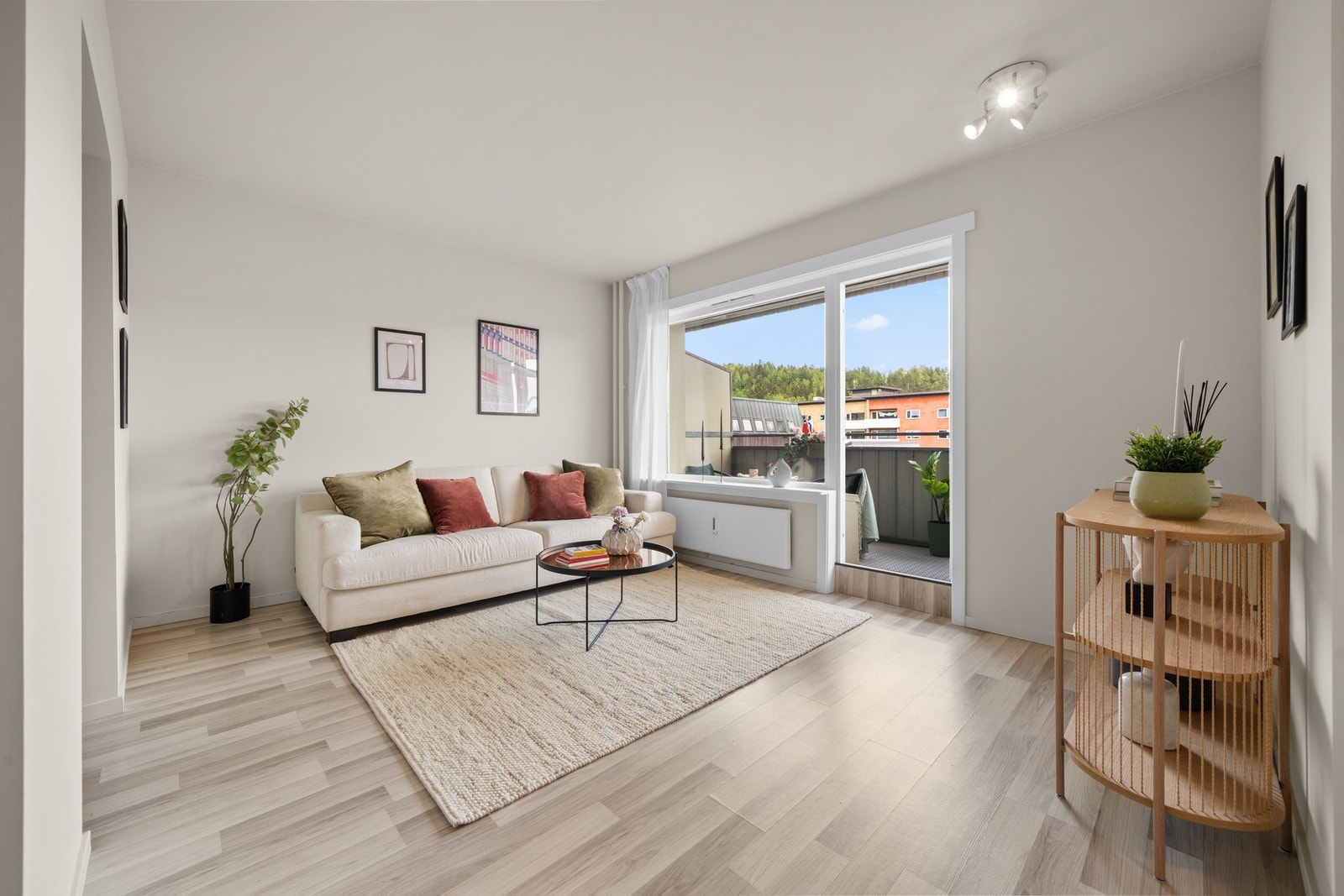 Stuen oppleves som lys og behagelig, med beige vegger og laminatgulv i matchende nyanser. Galleribilde