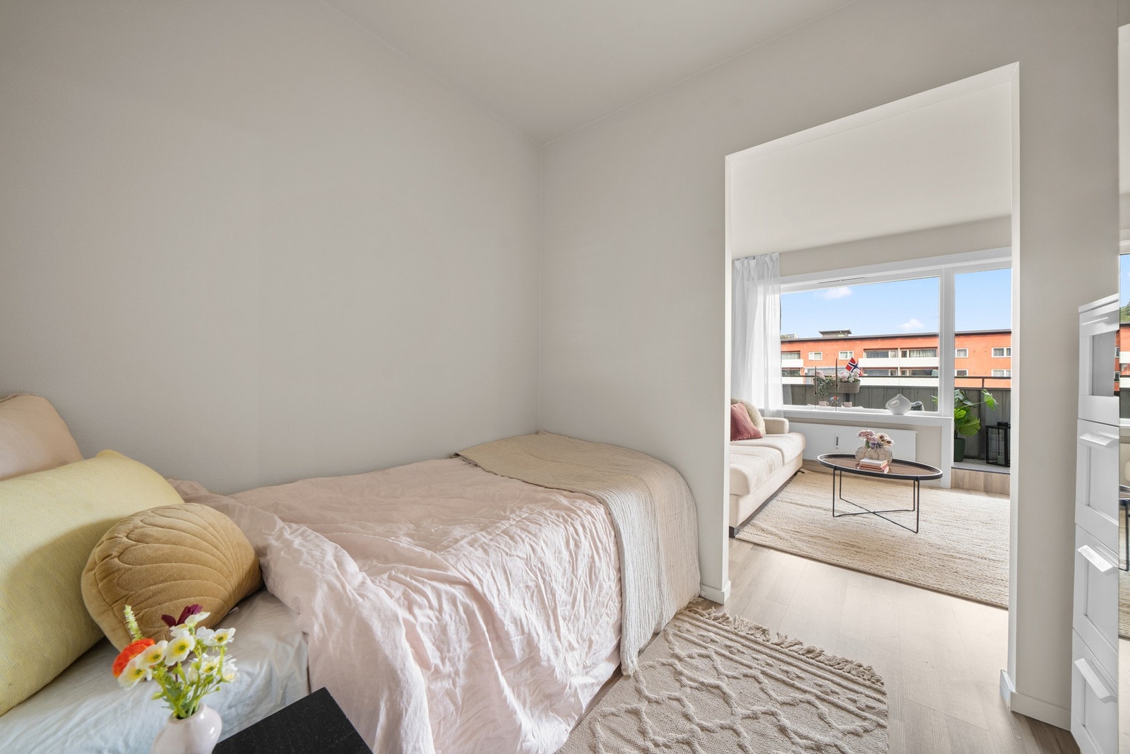 Her er det plass til seng og garderobeskap - en smart løsning som gir rom for både hvile og oppbevaring. Galleribilde