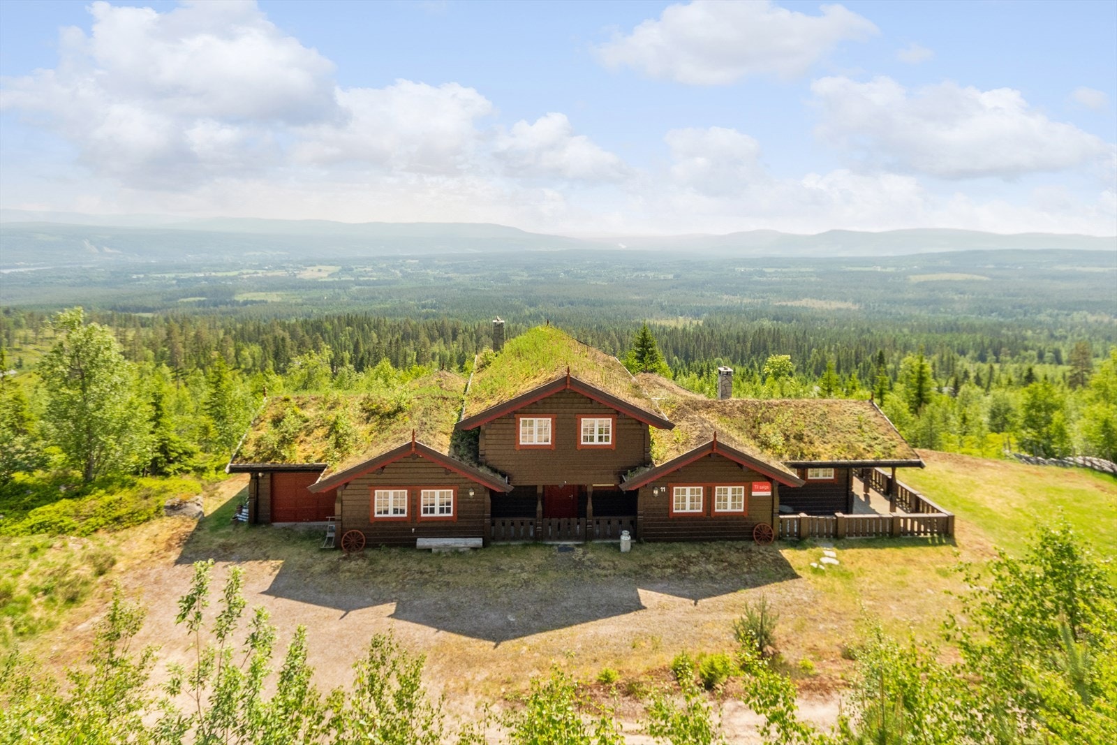 Beliggenheten mot både syd og vest sørger for gode solforhold gjennom hele dagen og til sent på kveld. Her sitter du høyt, fritt og solrikt med kun friarealer foran deg og med fantastisk flott utsikt! Galleribilde