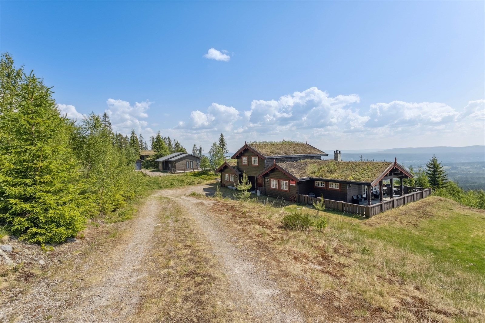 Hytteeiendommen ligger i et etablert hyttefelt i Birkenåsen i Åmot kommune. Eiendommen har en åpen beliggenhet ca. 609 meter over havet og med fin utsikt. Umiddelbar nærhet til alpinbakken og kun ca. 127 meter til nærmeste langrennsløype. Galleribilde