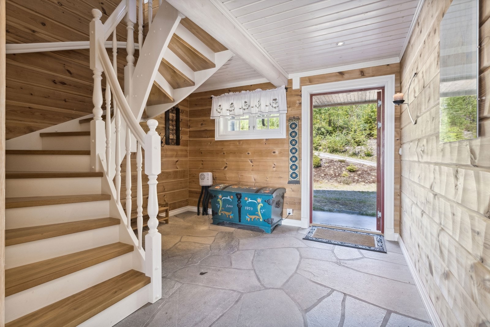 Når du entrer hytta kommer du inn i en lys og praktisk entré med plass til sko og yttertøy. Entréen har god standard fra 2007 flotte steinfliser på gulv med gulvvarme, overflater med panel og downlights i himlingen. Galleribilde