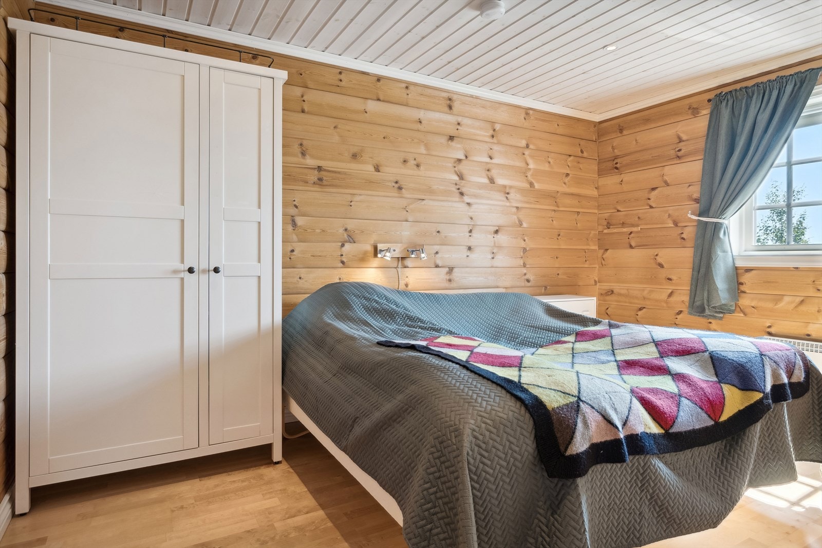 Hytta inneholder totalt hele 6 soverom med til sammen 15 sengeplasser. Alle soverommene har god standard fra 2007 med parkett på gulv, overflater med panel og downlights i himlingen. Galleribilde