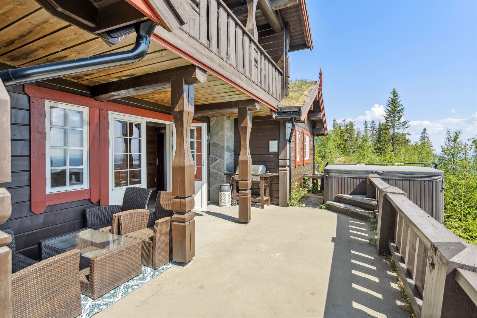 Terrassen er delvis overbygget, har støpt dekke på gulv og rekkverk av treverk. Det er også montert utebelysning og stikkontakter. I enden av terrassen har du en Jacuzzi som medfølger i handelen. Galleribilde