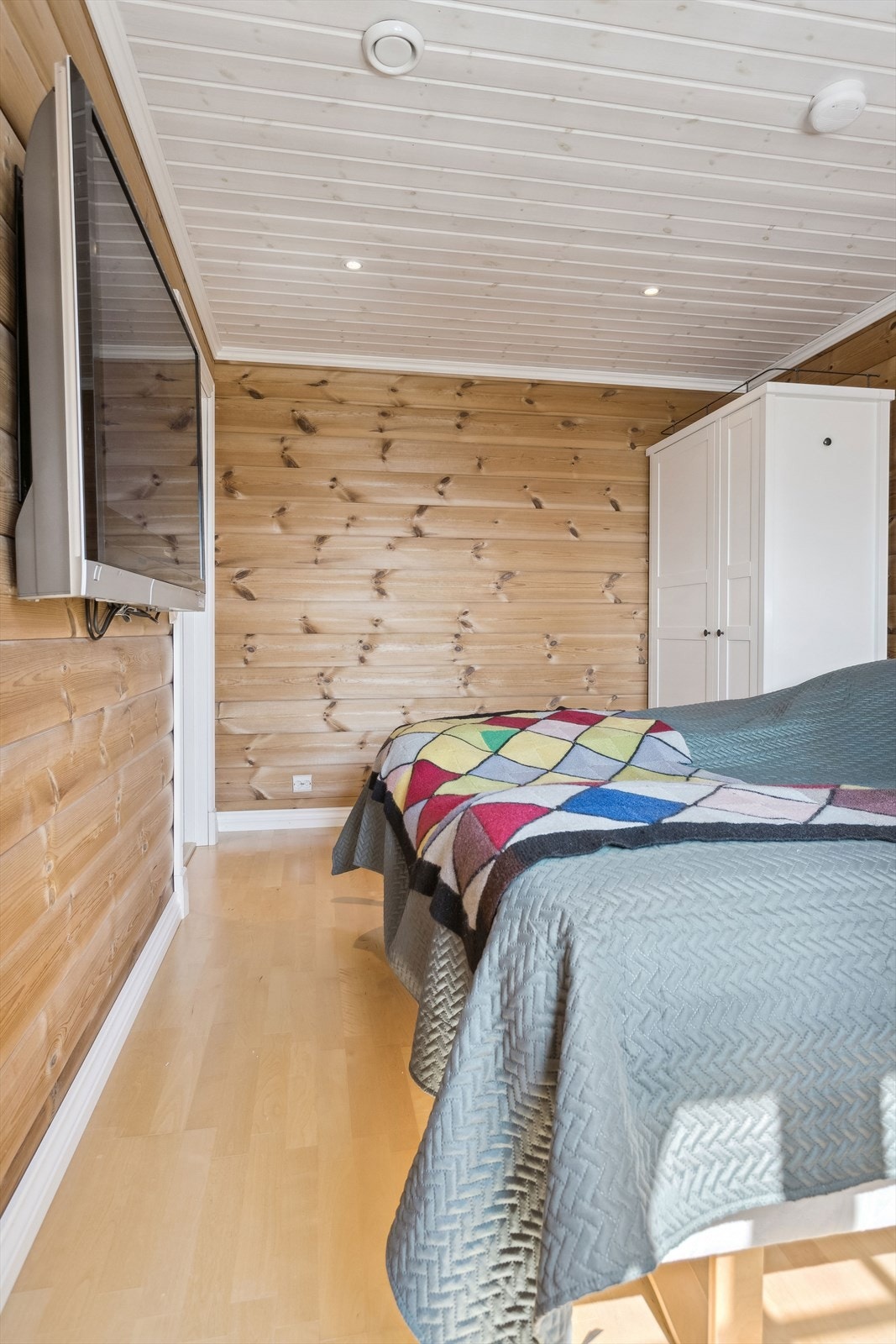 Tre av soverommene er i dag innredet med dobbeltsenger, mens de tre andre er innredet med familiekøyer med 3 sengeplasser. Tre av rommene er også utstyrt med medfølgende garderobeskap. Galleribilde