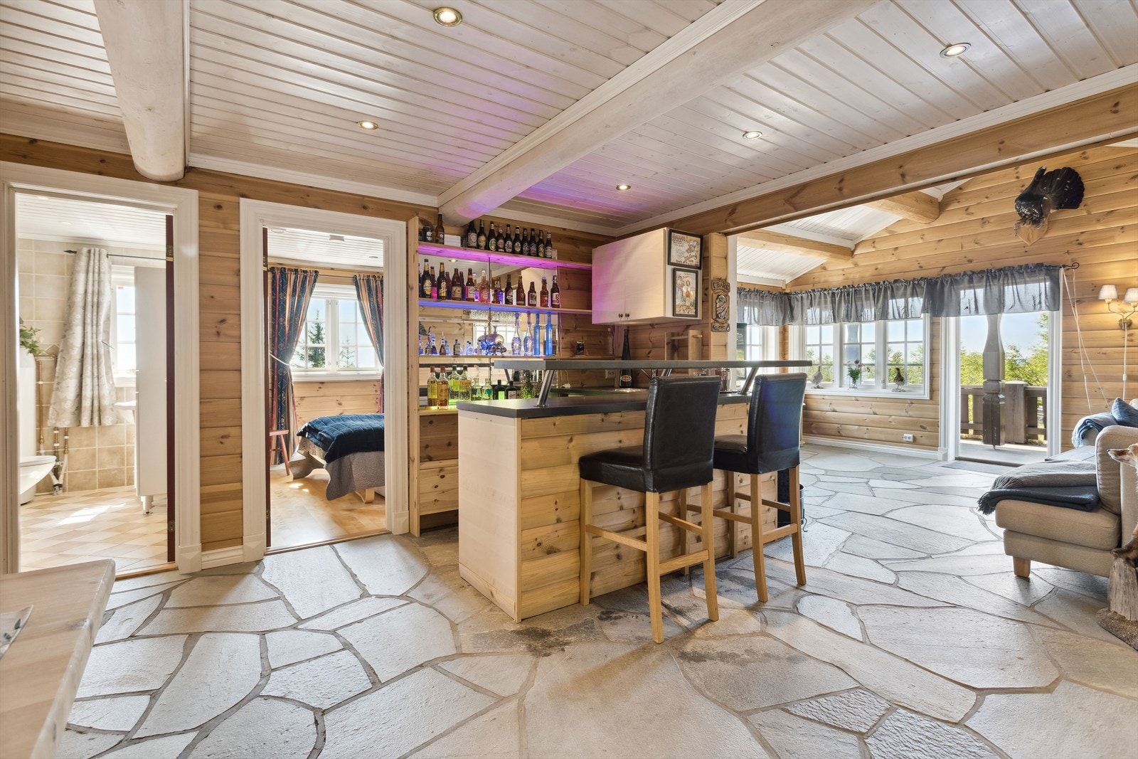 I tilknytning til stuen i 1. etasjen har du et enkelt kjøkken med bar-løsning. Kjøkkeninnredning fra 2007 med glatte fronter og laminert benkeplate med nedfelt oppvaskkum. Det er også downlights i himlingen og god plass til et stort spisebord. Galleribilde