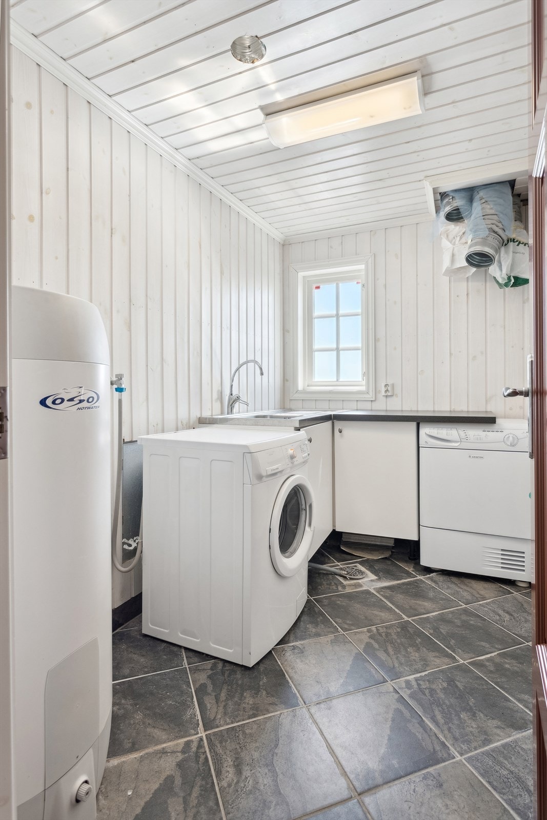 Hytta har også et praktisk vaskerom fra 2007 med flislagt gulv og overflater med panel. Vaskerommet er utstyrt med innredning med nedfelt kum, samt plass og opplegg for både vaskemaskin og tørketrommel. Galleribilde