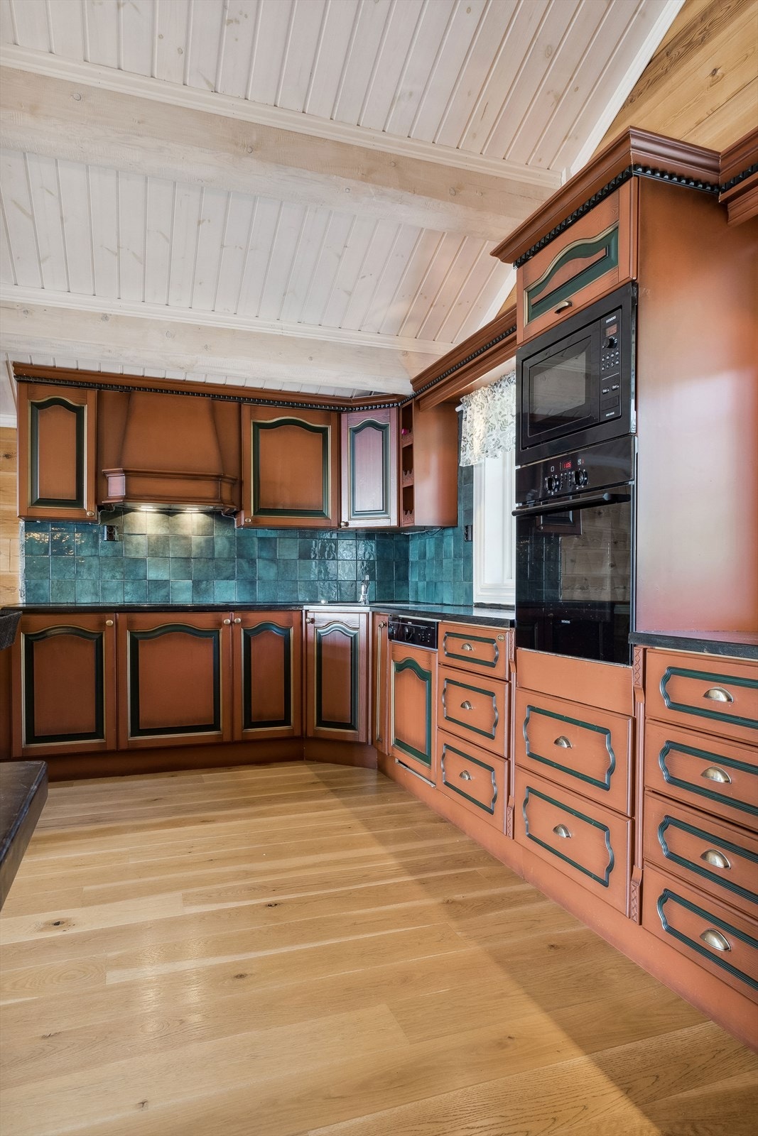 I allrommet har du et stort og flott kjøkken fra 2007 med god skap- og benkeplass. Pen kjøkkeninnredning fra Kvalsvik med profilerte fronter og heltre benkeplate med nedfelt oppvaskkum. Både lekkert og praktisk med flotte fliser i benkeryggen. Galleribilde